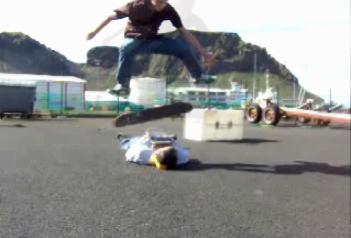 oskare að taka kickflip yfir jonnyd.