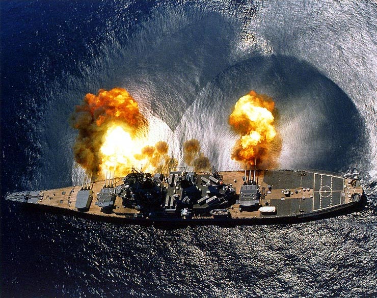 Breiðsíða frá USS Iowa