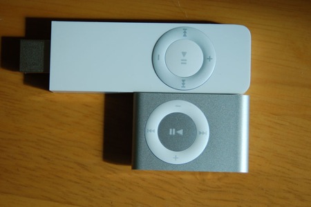 Nýji iPod Shuffle samanborin við þann gamla.